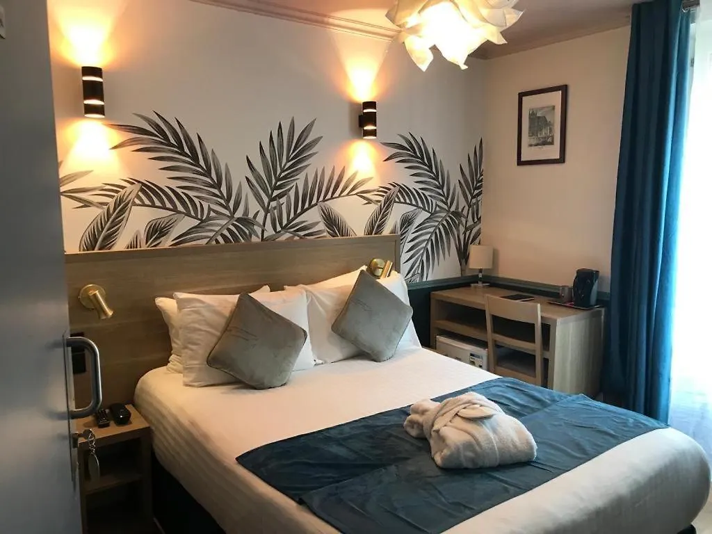 ***  Amadeus Hotel Paris France